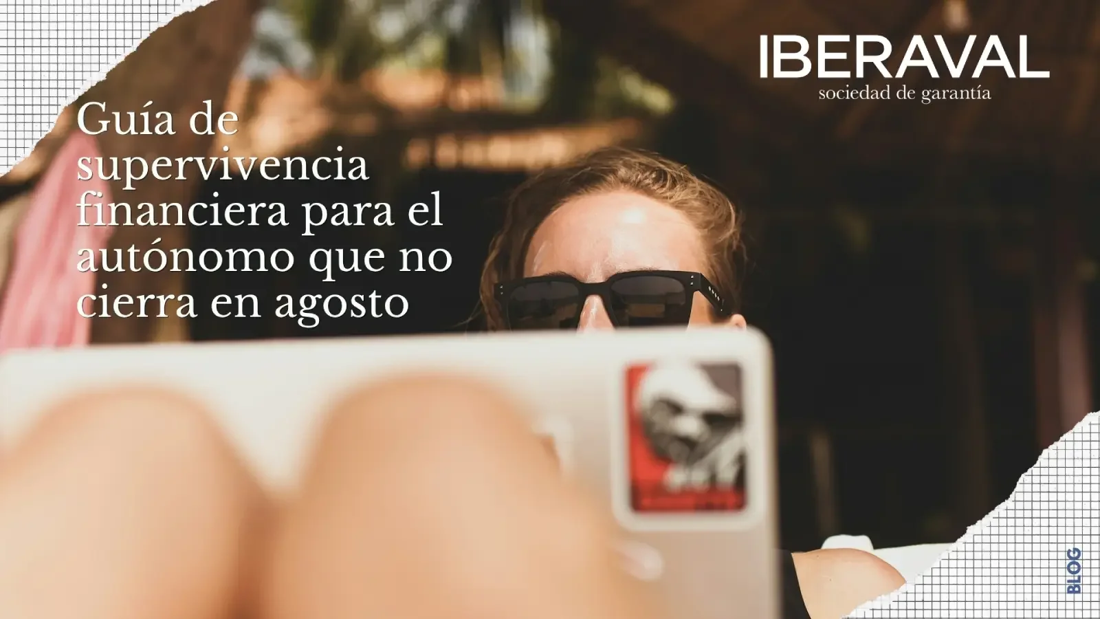 Mujer trabajando con su ordenador en la playa, con el título del artículo junto a ella