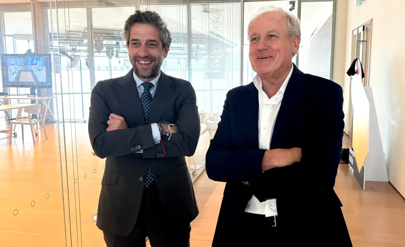 César Pontvianne y el consejero Eduardo Arasti, en el Centro Botín