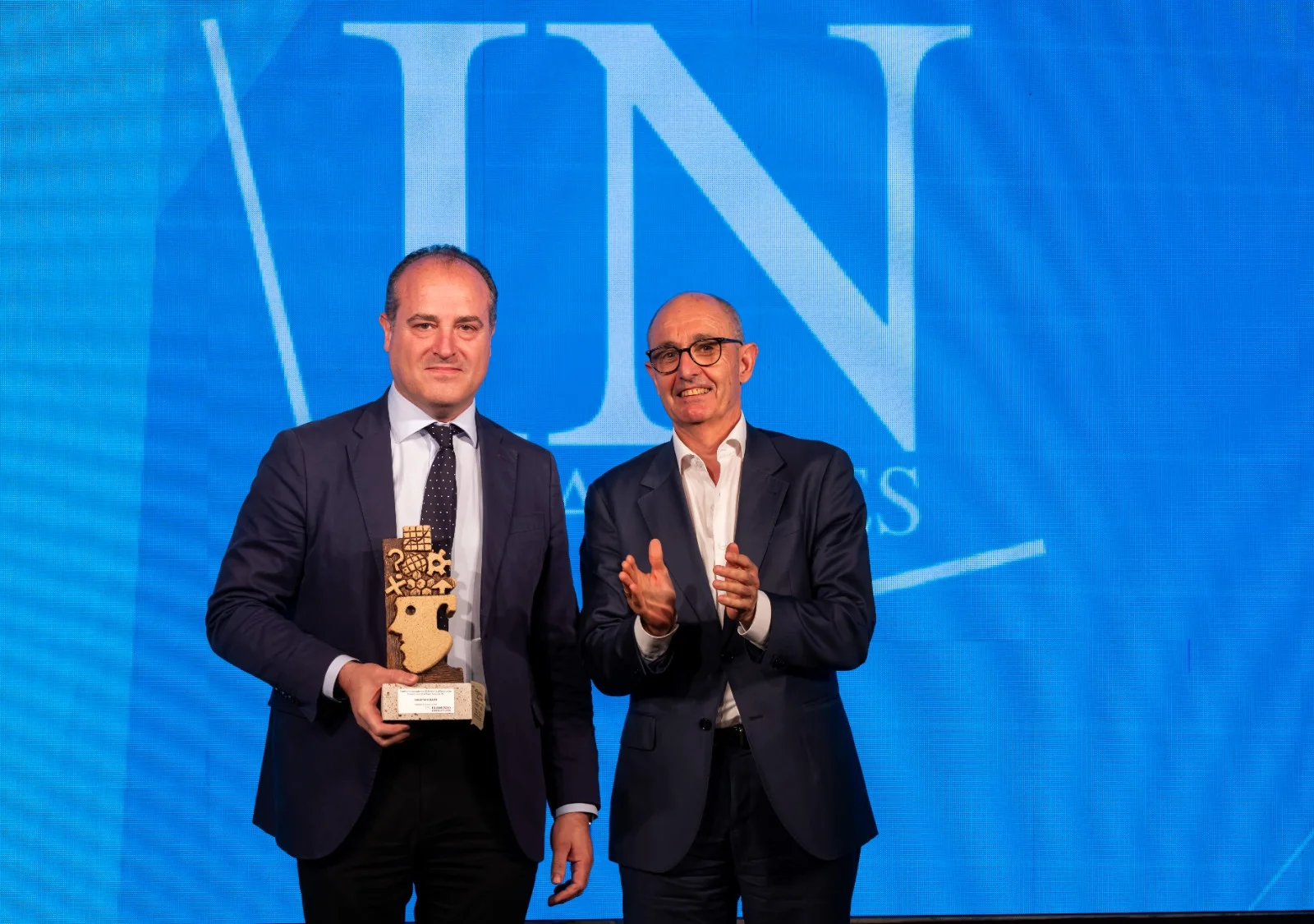 Pedro Pisonero entrega a David Casañ el Premio Iberaval al Mejor Proyecto TIC concedido a Galletas Gullón.