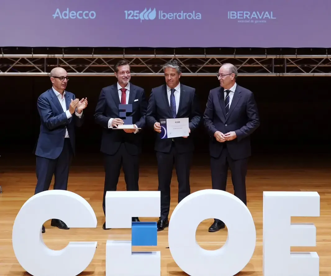 Pedro Pisonero entrega el premio a los representantes de OVLAC