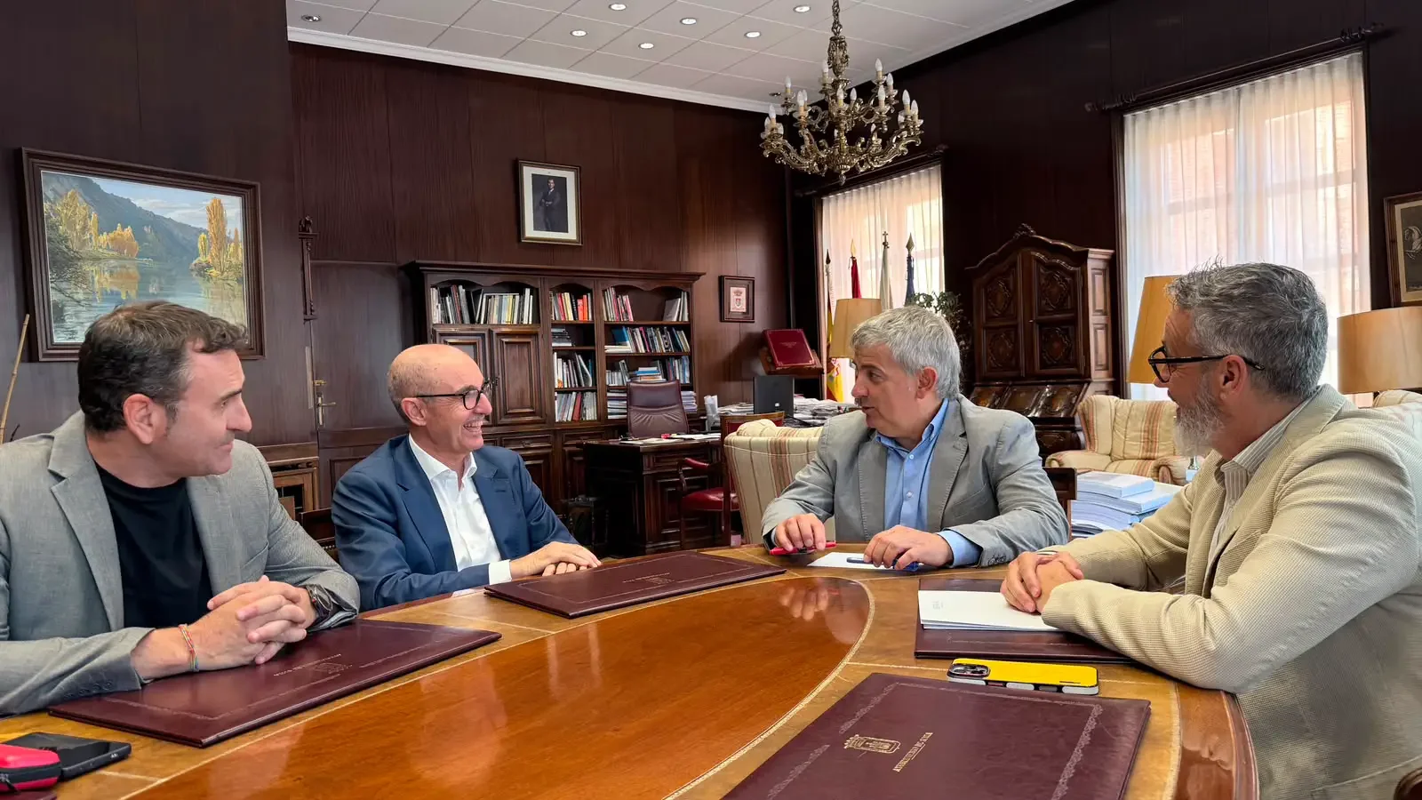 Reunión entre el alcalde y el concejal de Empleo de Soria con representantes de Iberaval