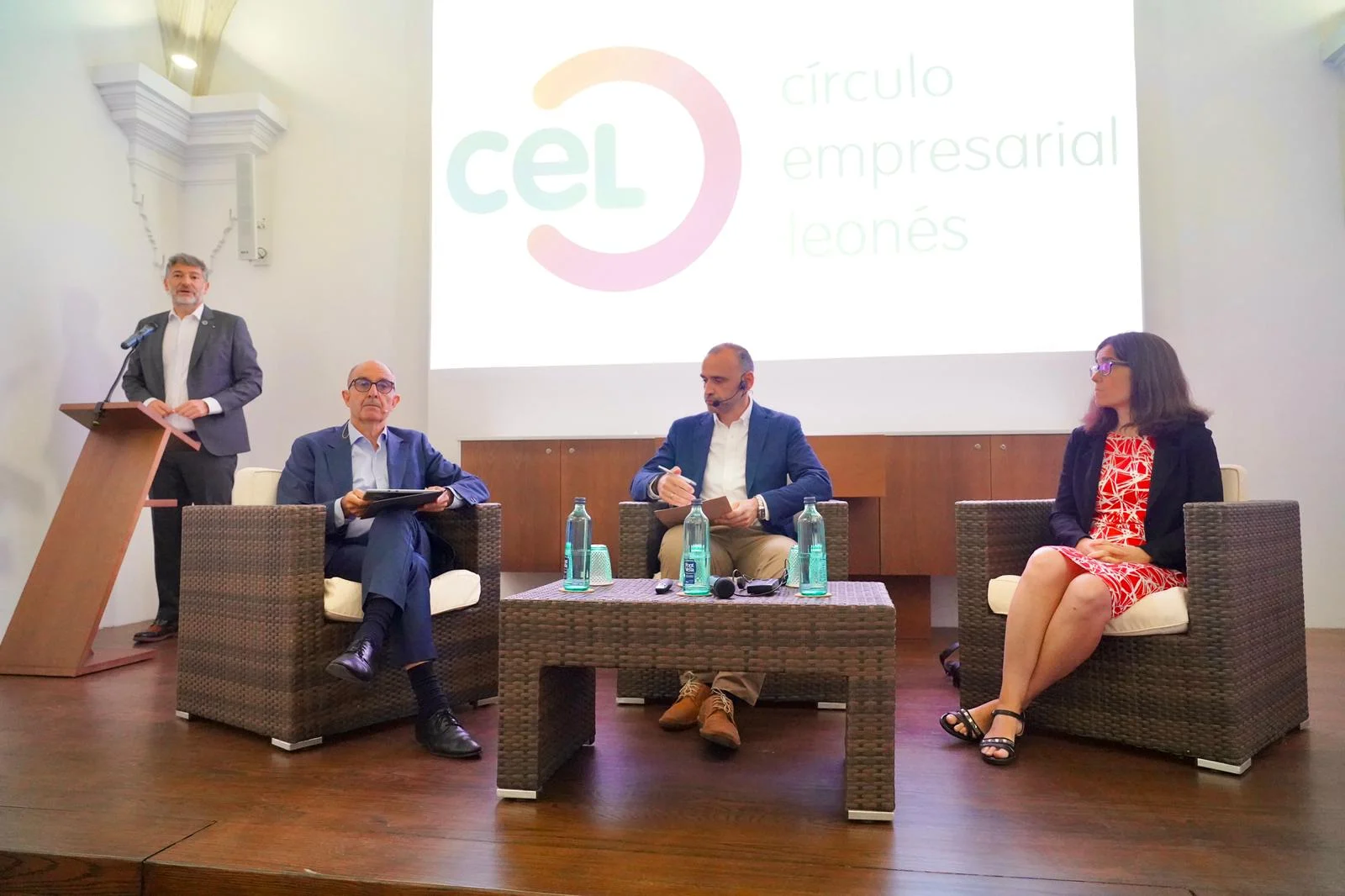 Participantes en la jornada organizada por la CEL