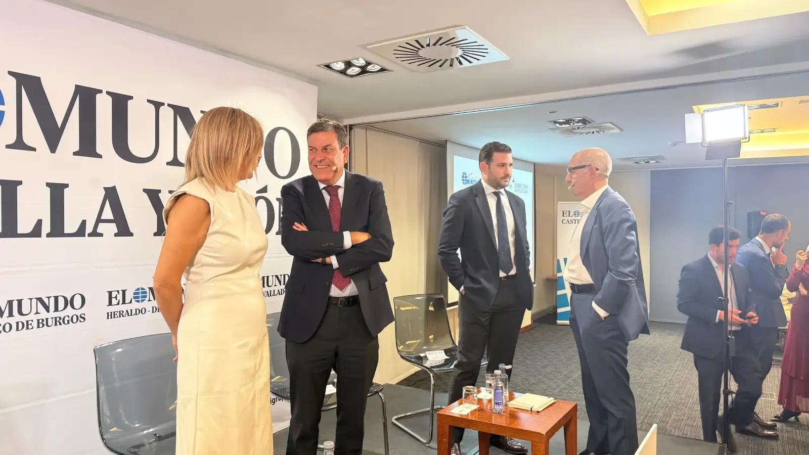 Los participantes, conversan