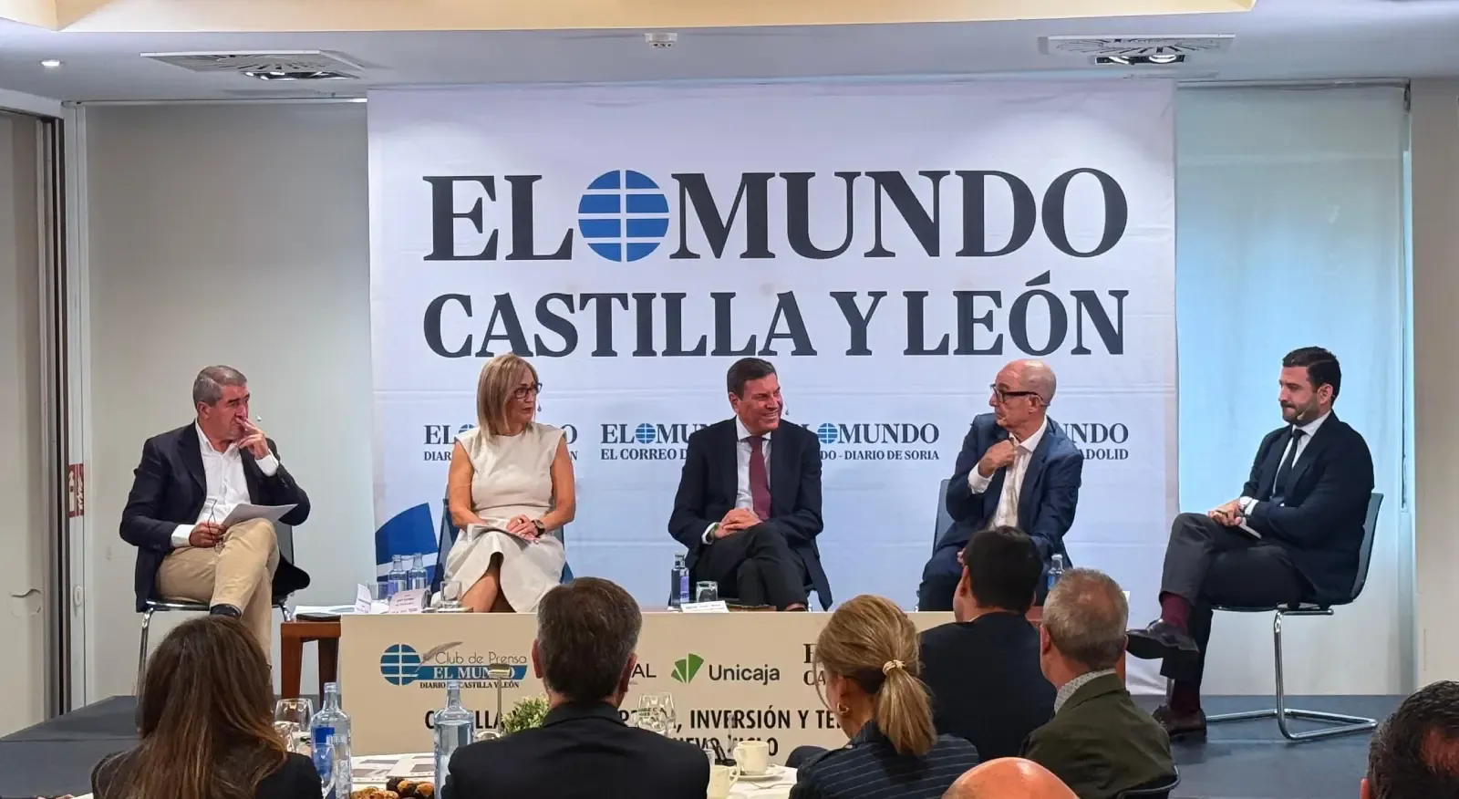 Plantel de participantes en el Desayuno
