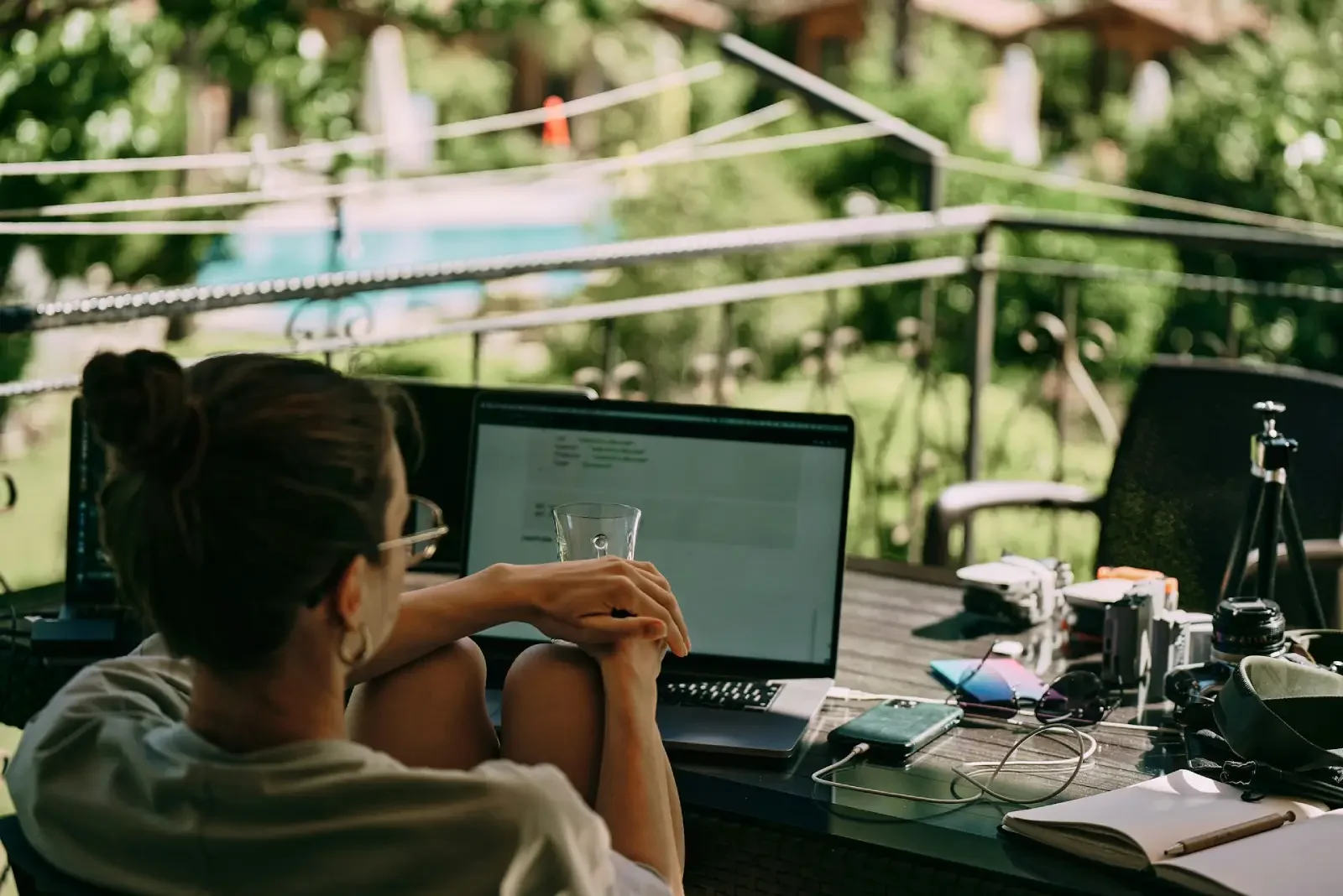 Trabajadora conectada a una videollamada desde su lugar de descanso
