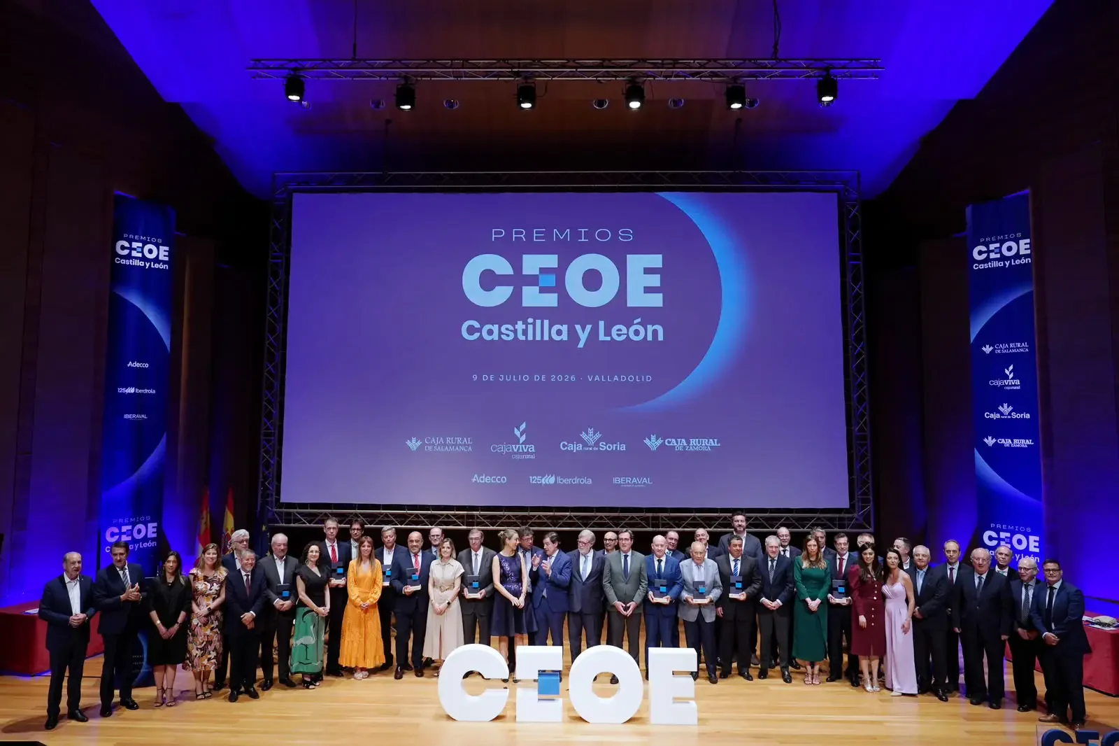 Foto de grupo de los premiados, patrocinadores, colaboradores y autoridades