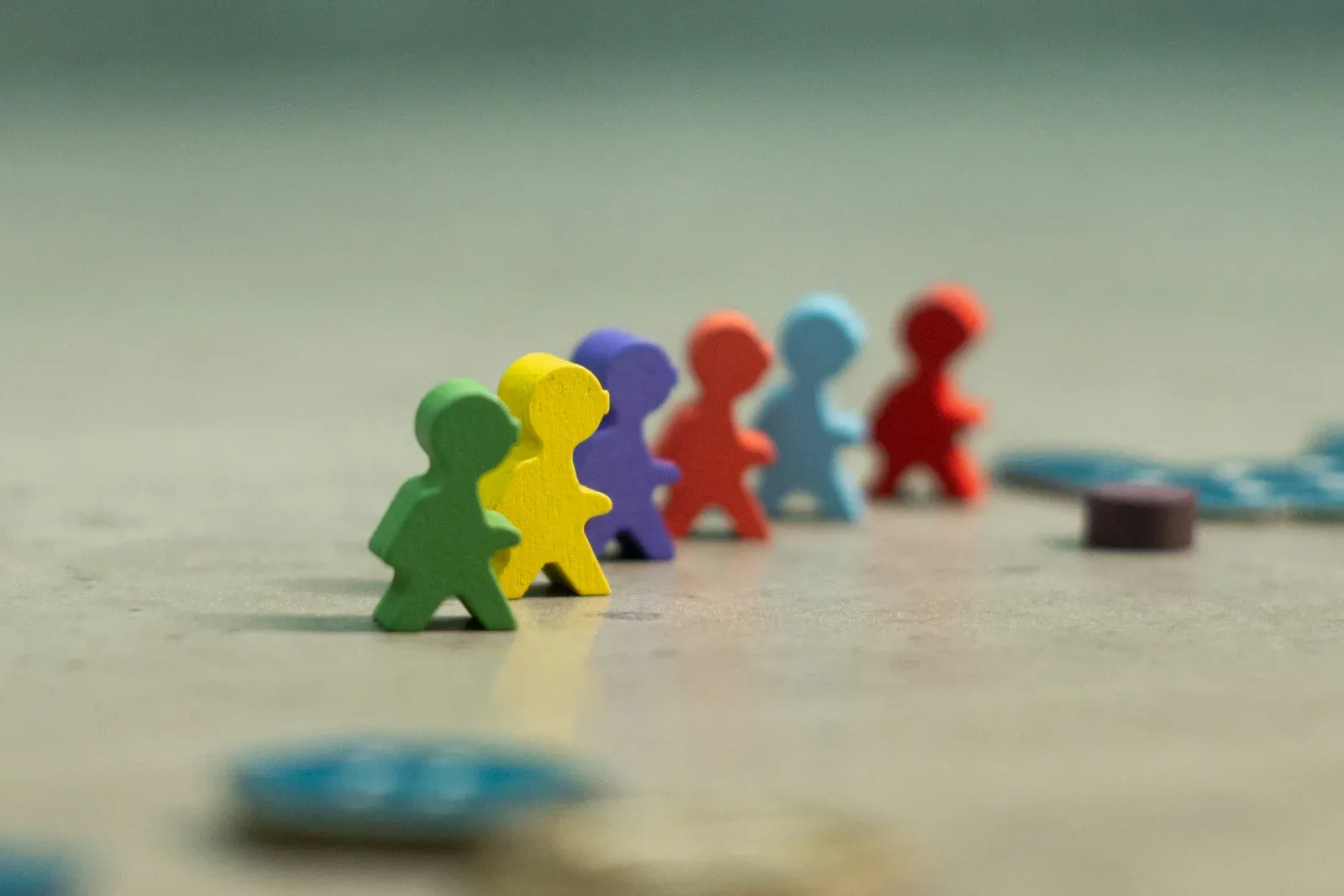 Imagen de varias figuras de colores que representan a personas que se dirigen hacia el mismo objetivo