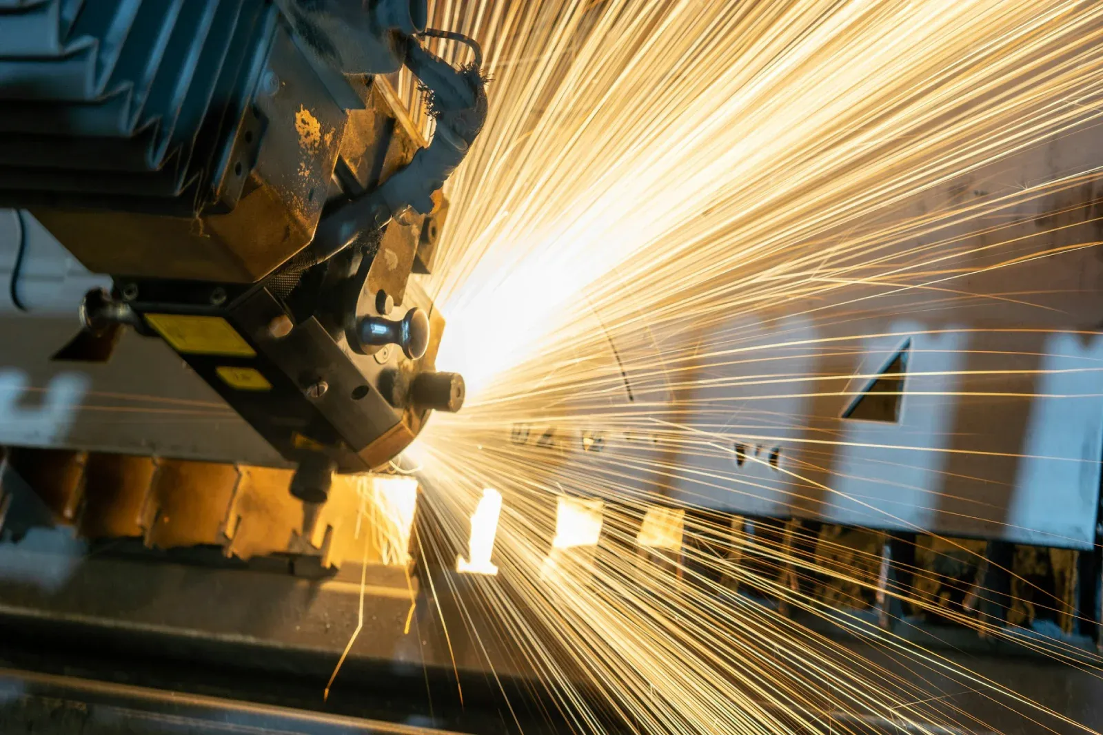 Un robot ejecuta el soldado de elementos metálicos en una empresa industrial