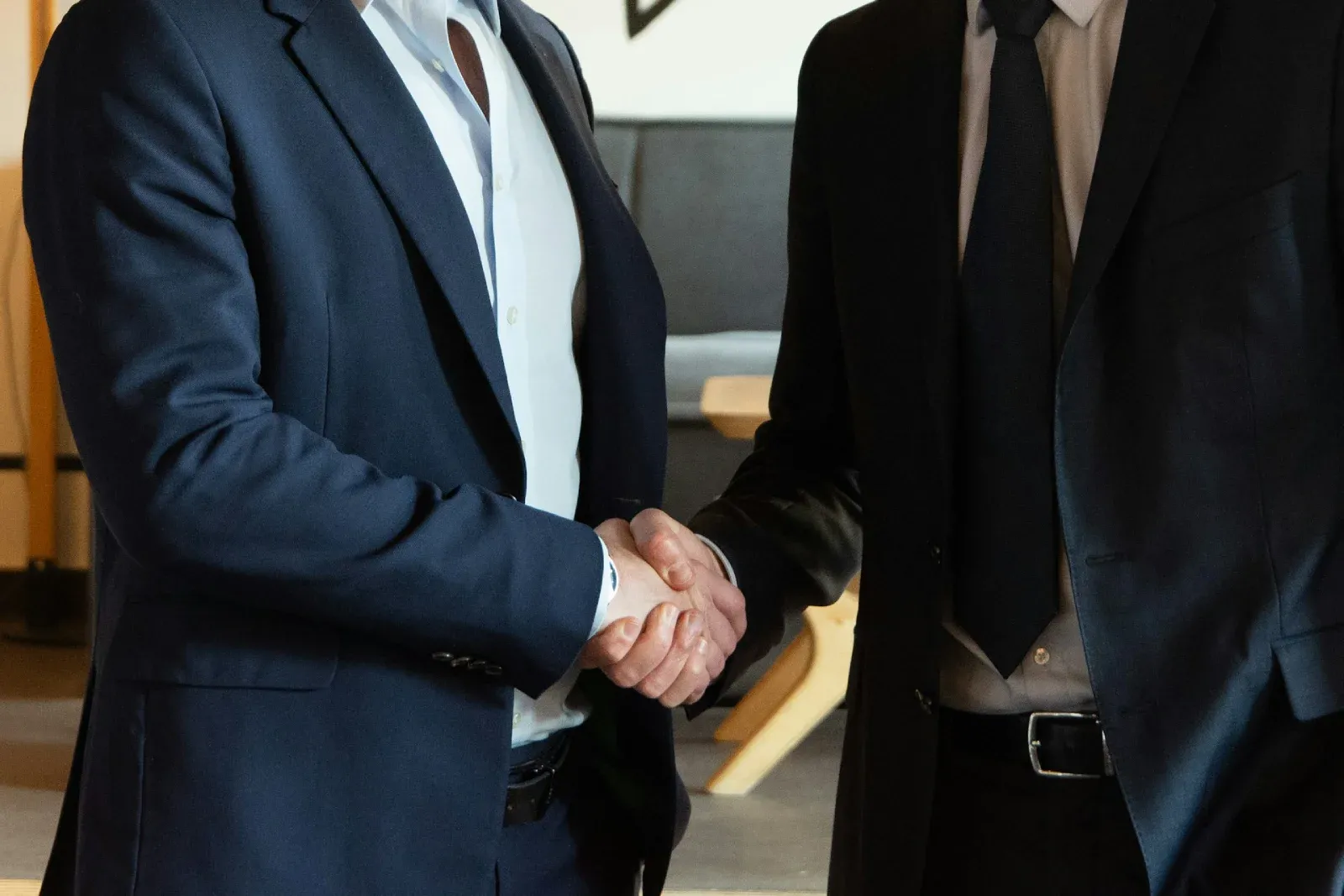 Dos hombres se estrechan la mano, lo que denota ese compromiso y la relevancia de la cooperación