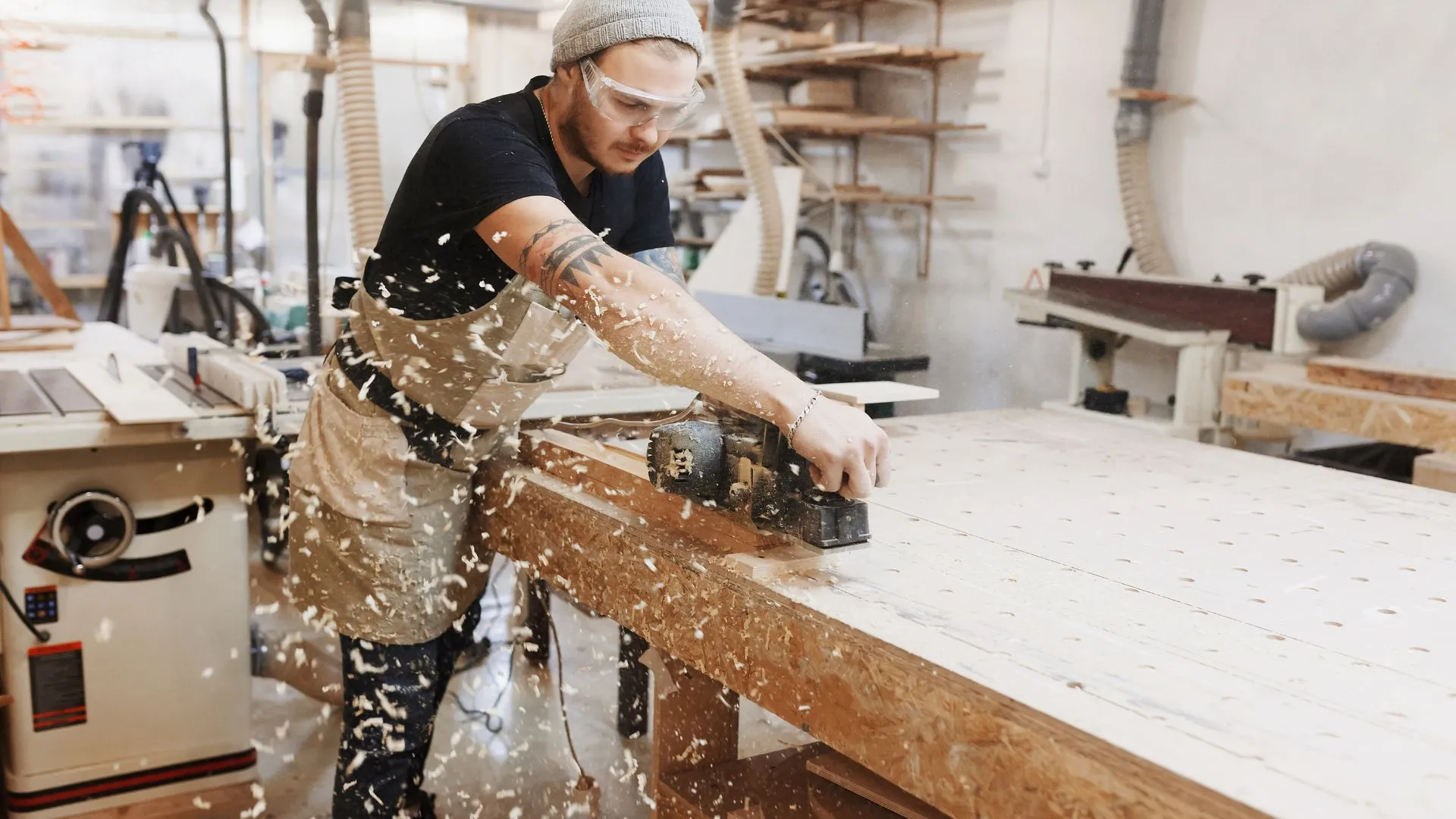 hombre trabajando un producto de madera