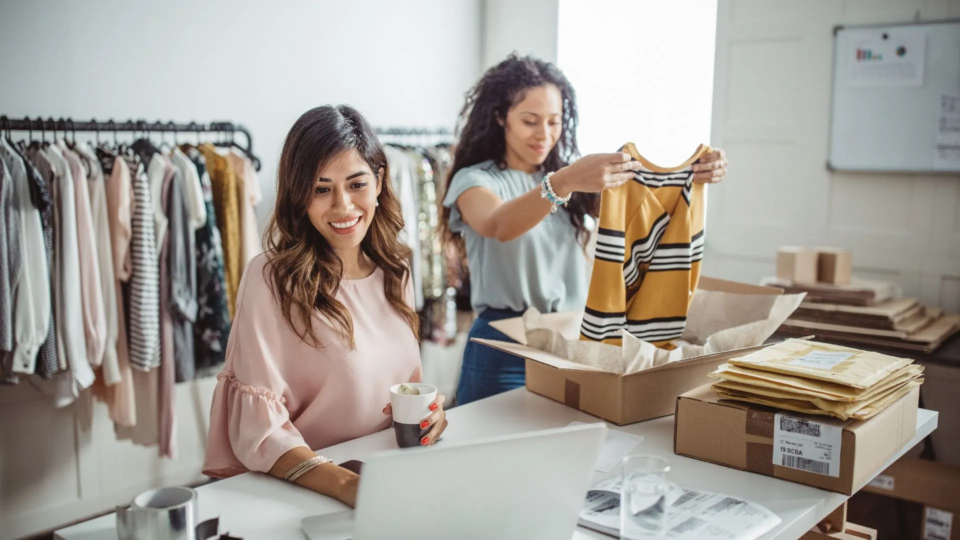 dos chicas revisan su stock de ropa