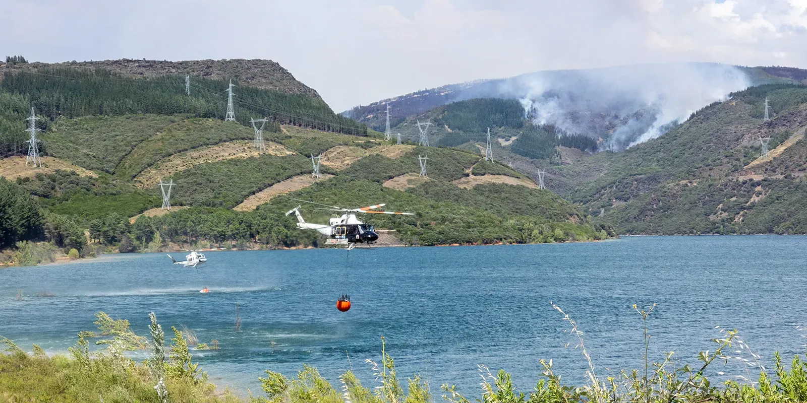     Helicóptero de extinción de incendios durante un incendio forestal en Castilla y León, imagen de apoyo para las ayudas a empresas afectadas.