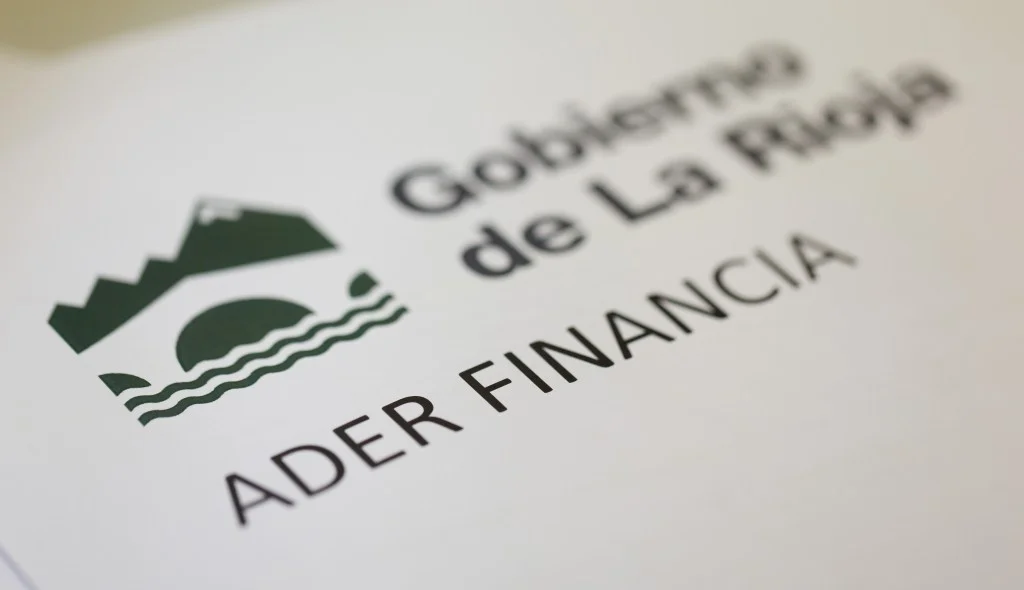 Sello de Ader Financia Gobierno de La Rioja