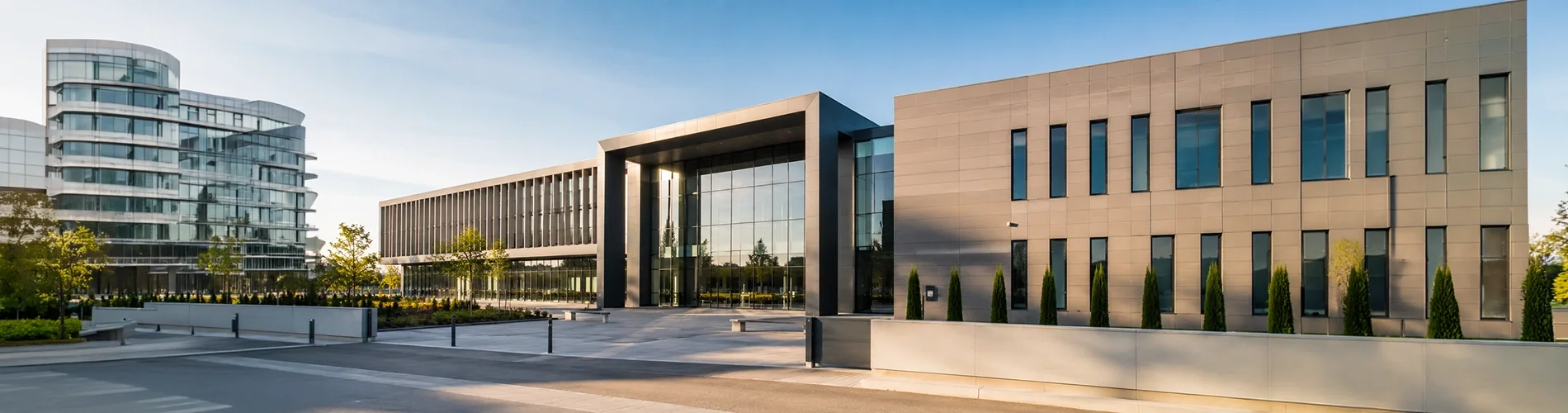 Edificio corporativo moderno que representa la capacidad de ejecución y las garantías técnicas empresariales