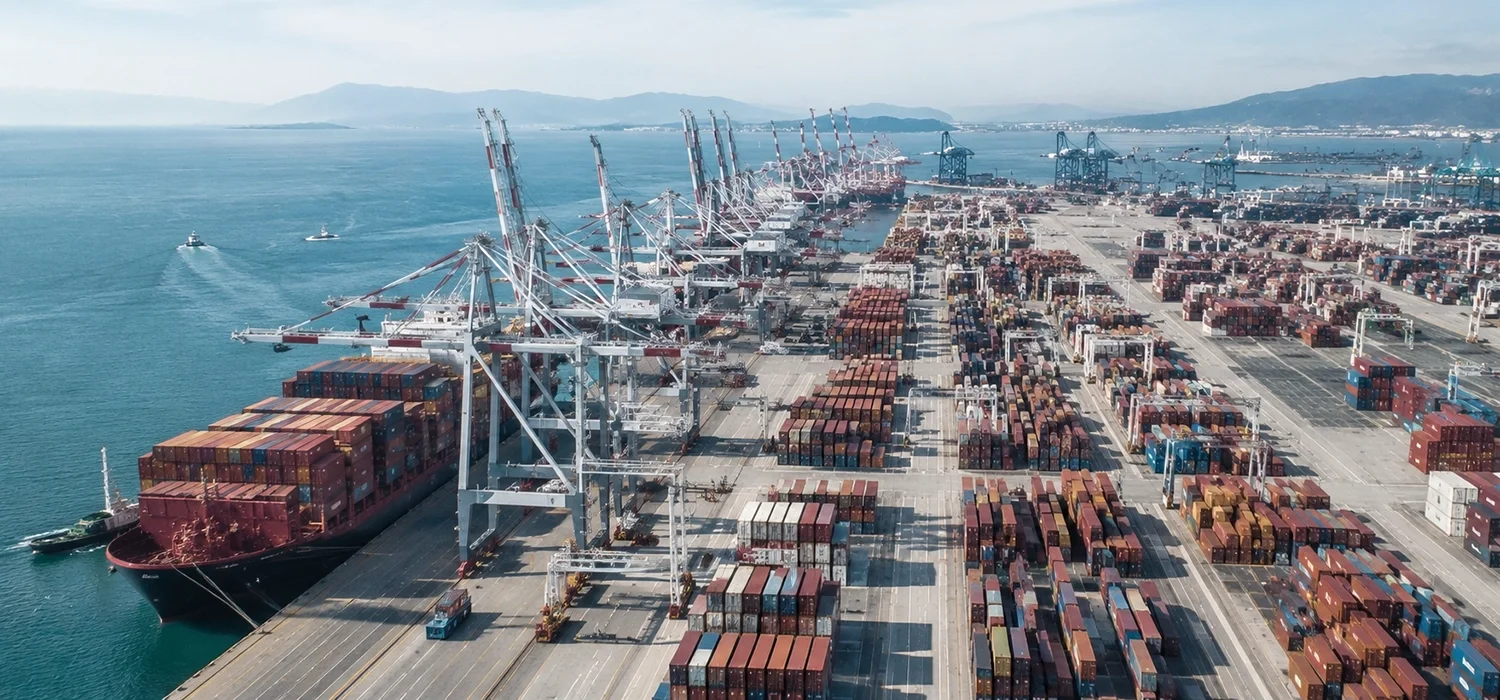 Puerto internacional de contenedores representando operaciones comerciales y garantías internacionales