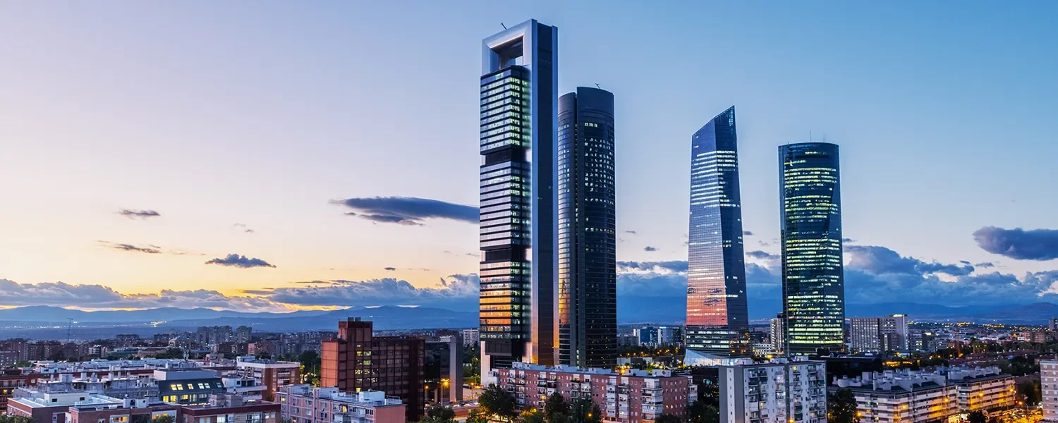 Vista panorámica del distrito financiero Cuatro Torres de Madrid, referencia de la Línea Iberaval Madrid para empresas y autónomos