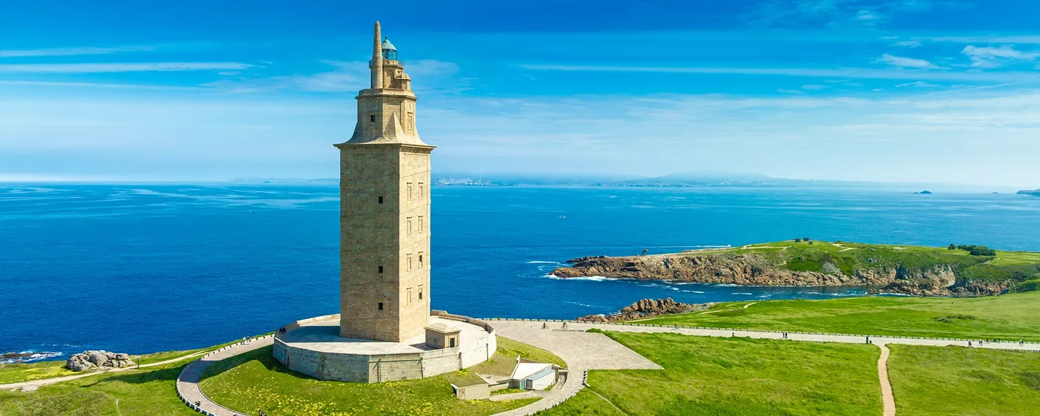 Torre de Hércules en A Coruña, símbolo de Galicia y referencia de la Línea Iberaval Galicia