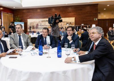 Mesa de asistentes al encuentro