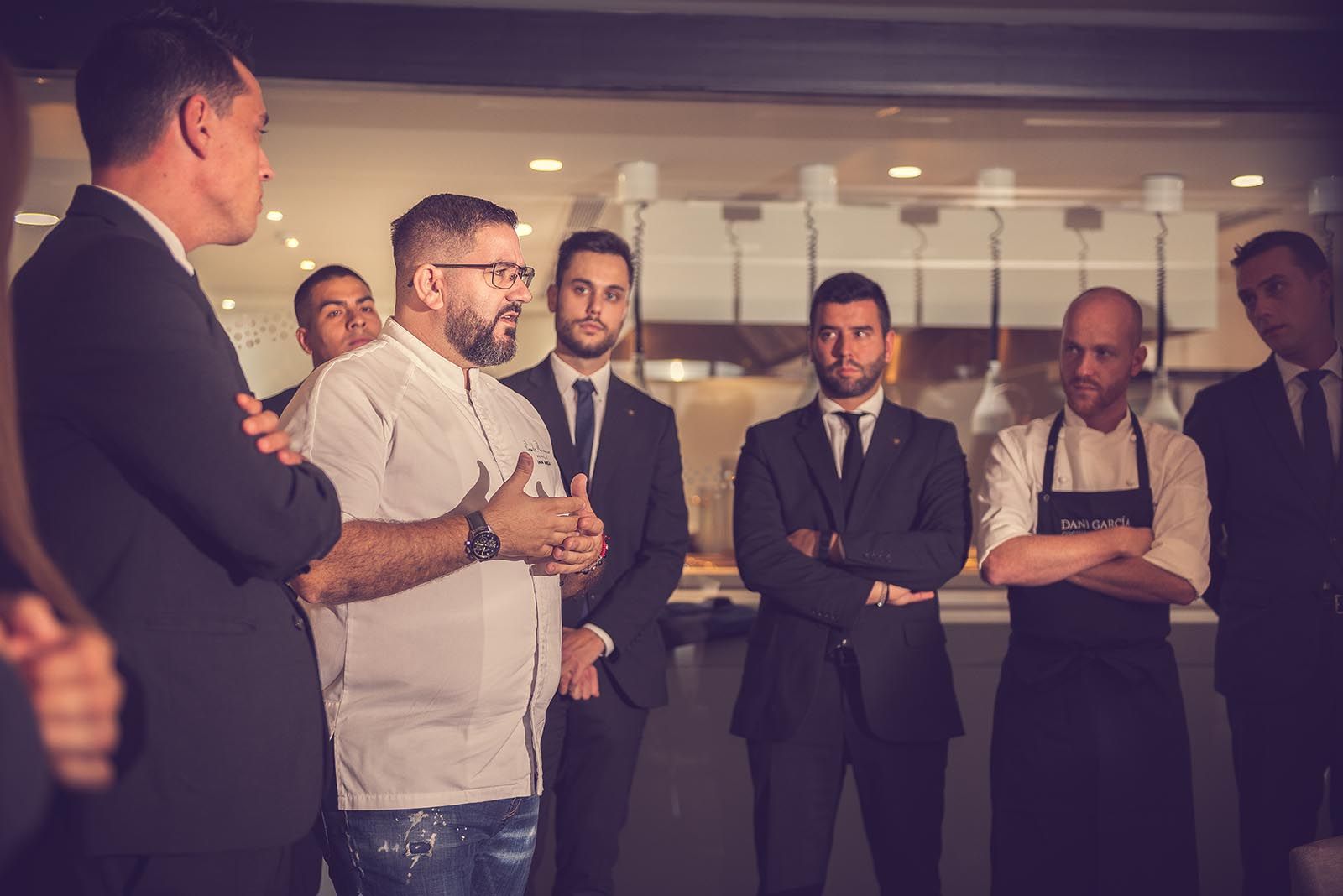El cocinero Dani García, tres estrellas Michelin, con su equipo El cocinero Dani García, tres estrellas Michelin, con su equipo