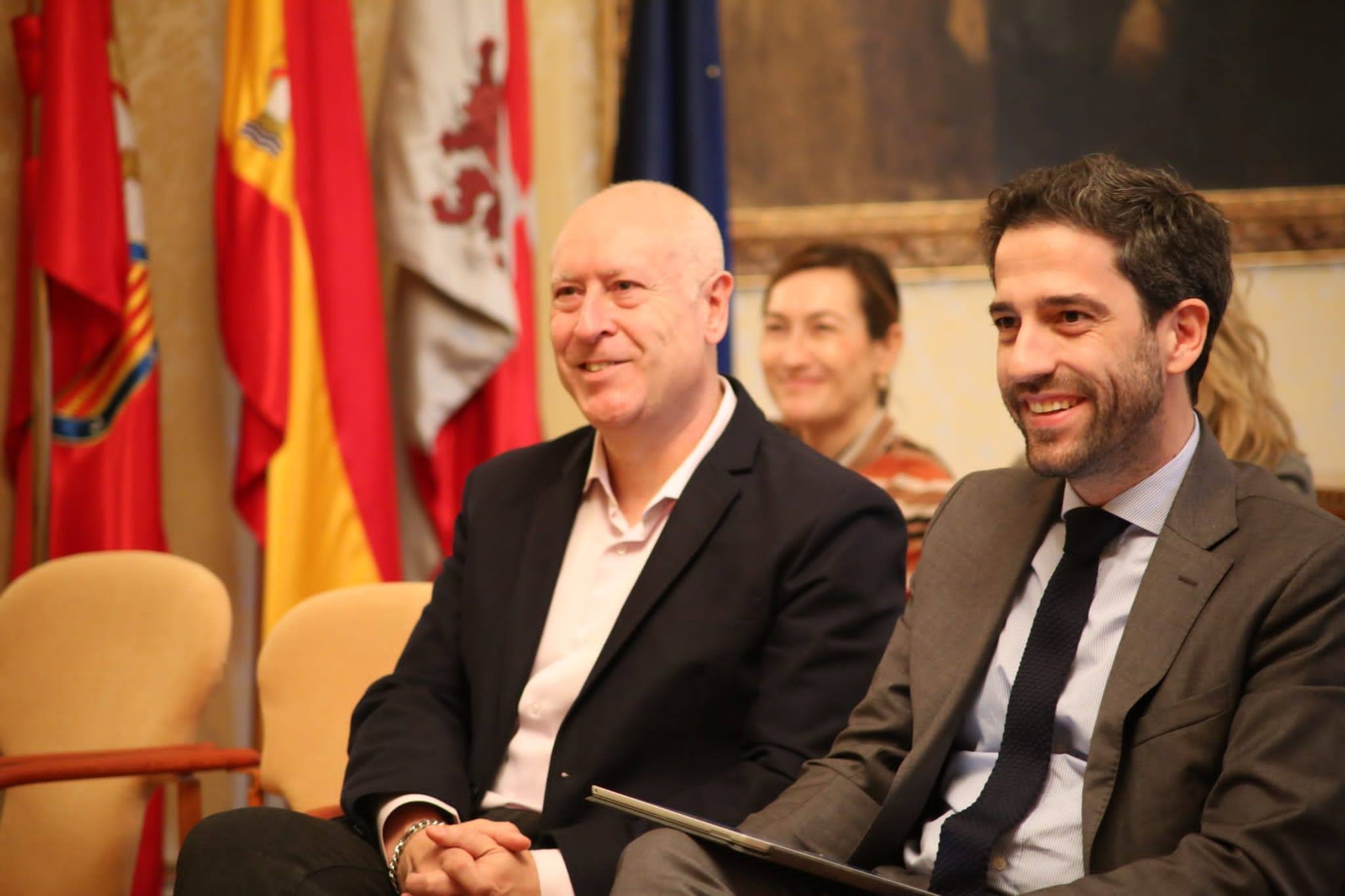 César Pontvianne junto al concejal Juan José Sánchez. Fotografía Ciudadanos Salamanca