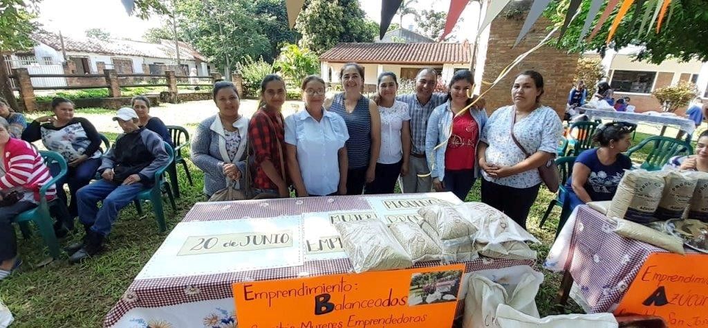 Mujeres formándose en Paraguay