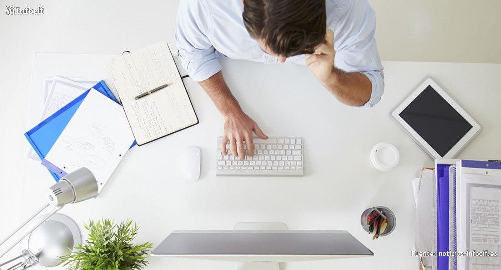 Hombre en teletrabajo Hombre en teletrabajo