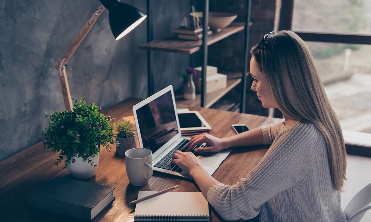 Mujer con ordenador teletrabajo Mujer con ordenador teletrabajo