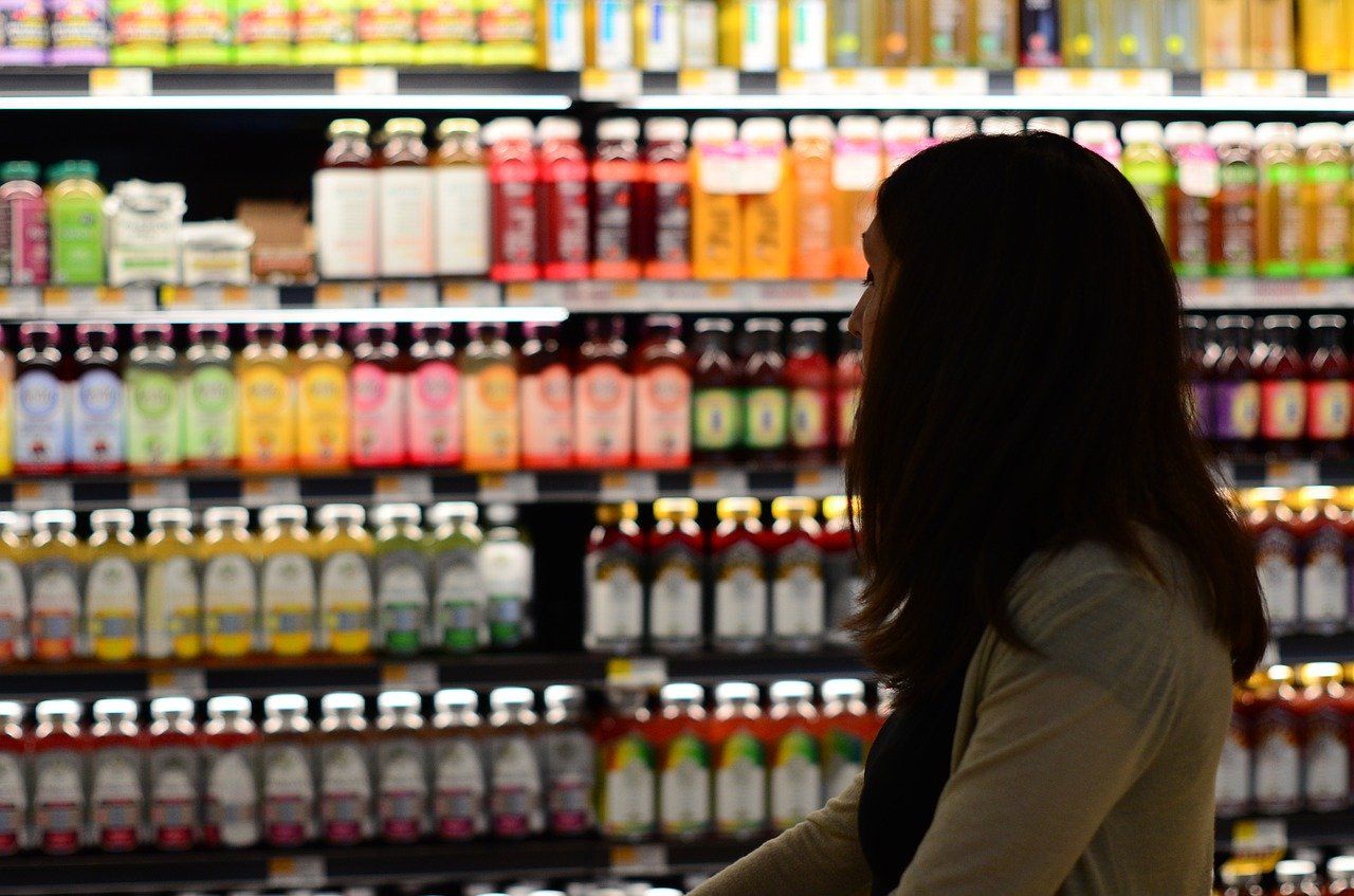 Mujer hace la compra en Lalín