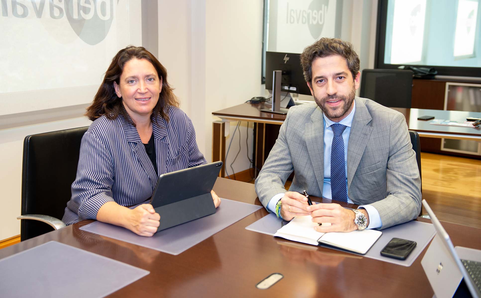 La consejera Ana Vizcaíno y el presidente de Iberaval, César Pontvianne, en una reunión, a finales de 2019