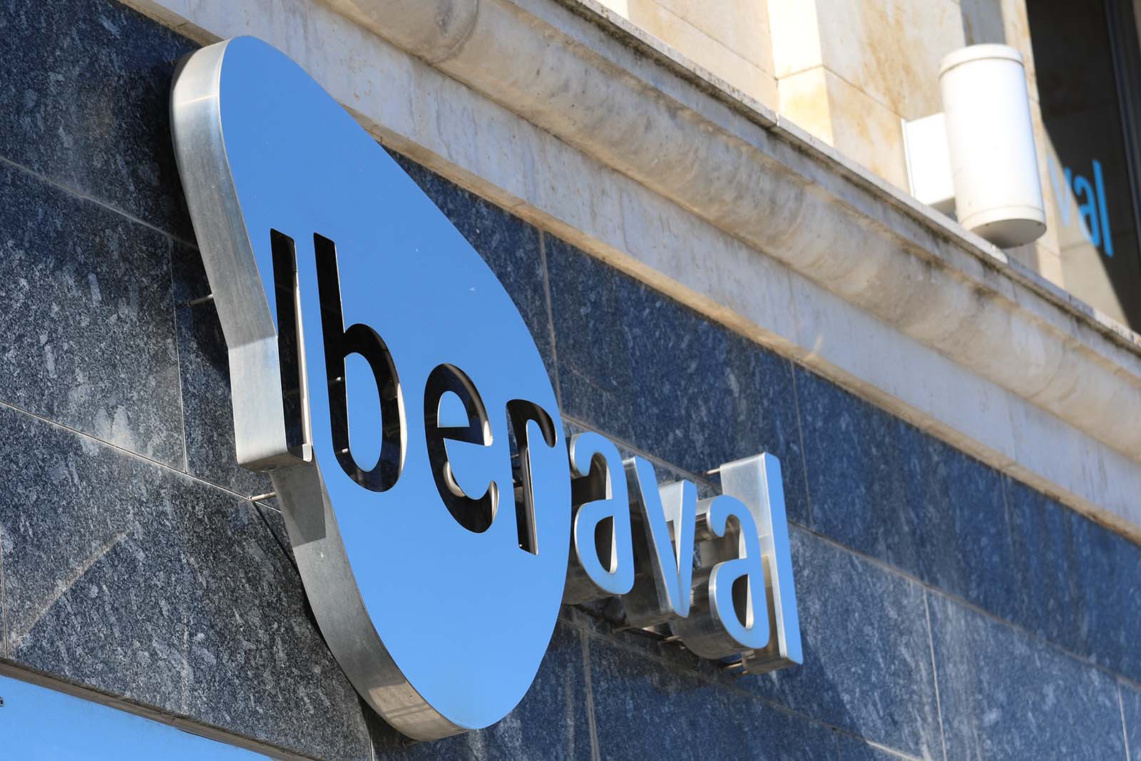 Logotipo de Iberaval en la fachada. Financiación media