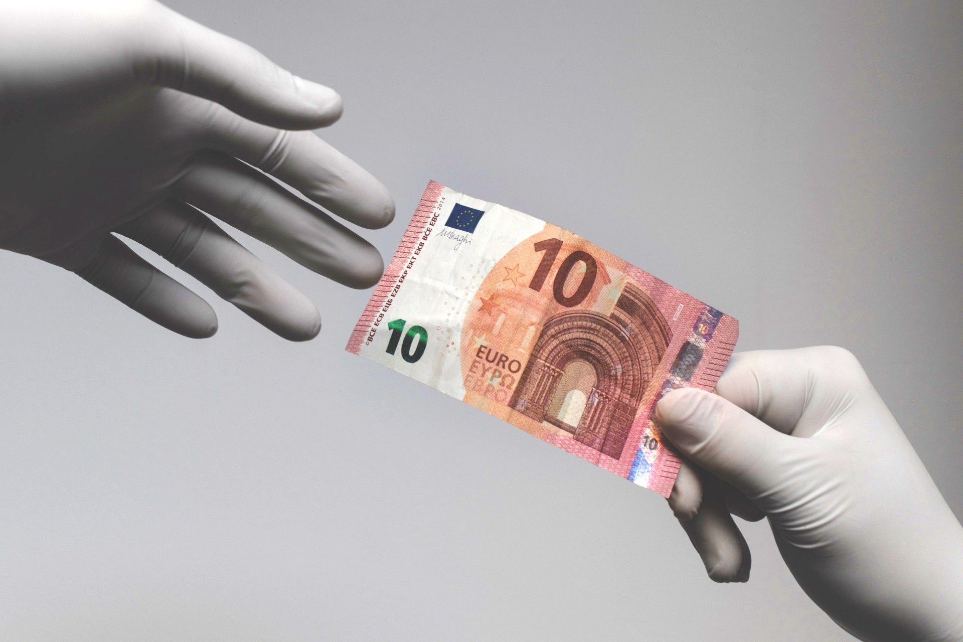 Dos manos se entregan un billete Dos manos se entregan un billete