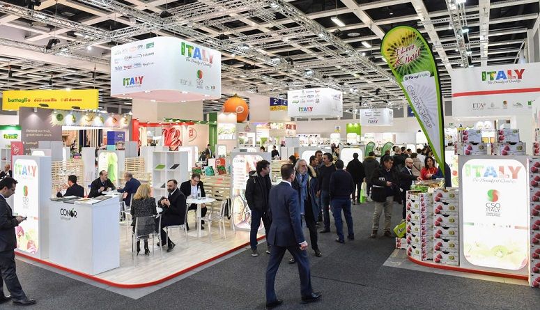 Asistentes a una feria Asistentes a una feria