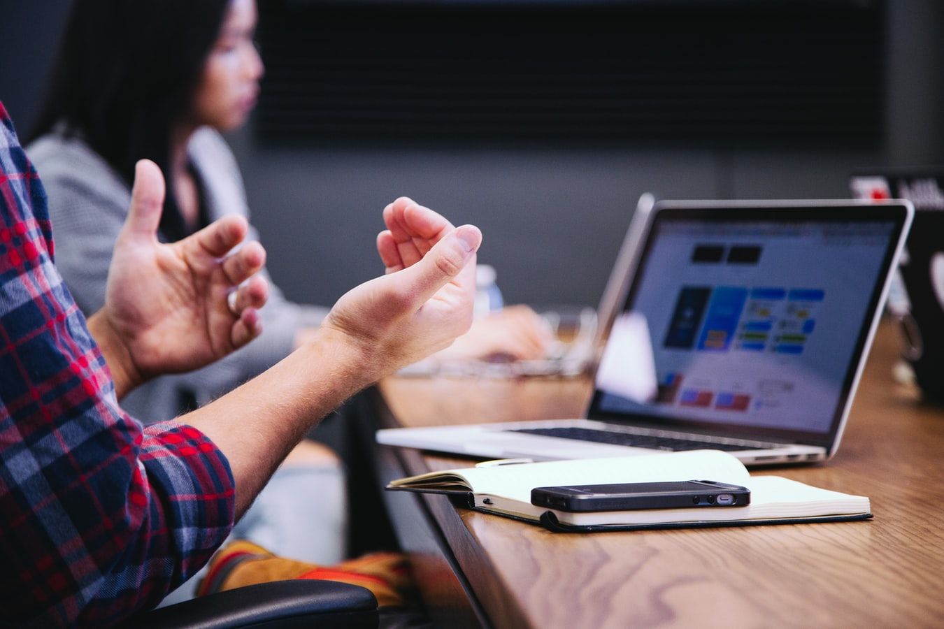 Un empleado trabaja en la empresa Un empleado trabaja en la empresa