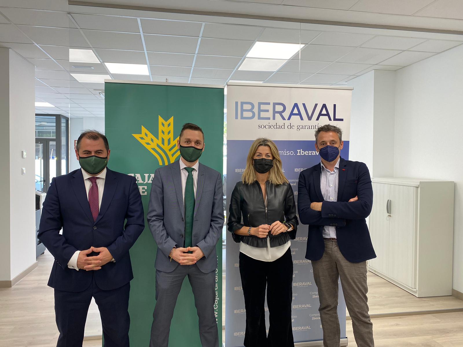 Representantes de Iberaval y Caja Rural de Teruel, tras firmar el acuerdo