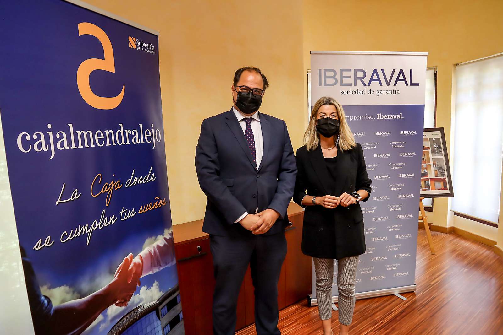 Firma del acuerdo entre Iberaval y Cajalmendralejo, con Pablo Llamas y Sandra Martínez