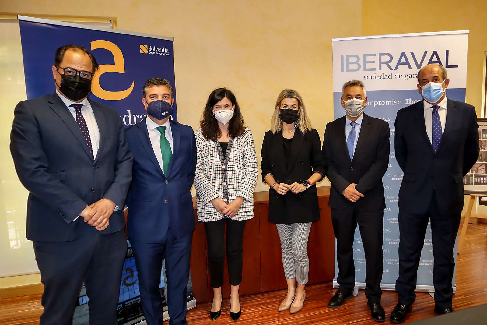 Representantes de Iberaval y Cajalmendralejo, tras la firma del acuerdo que liga a ambas entidades