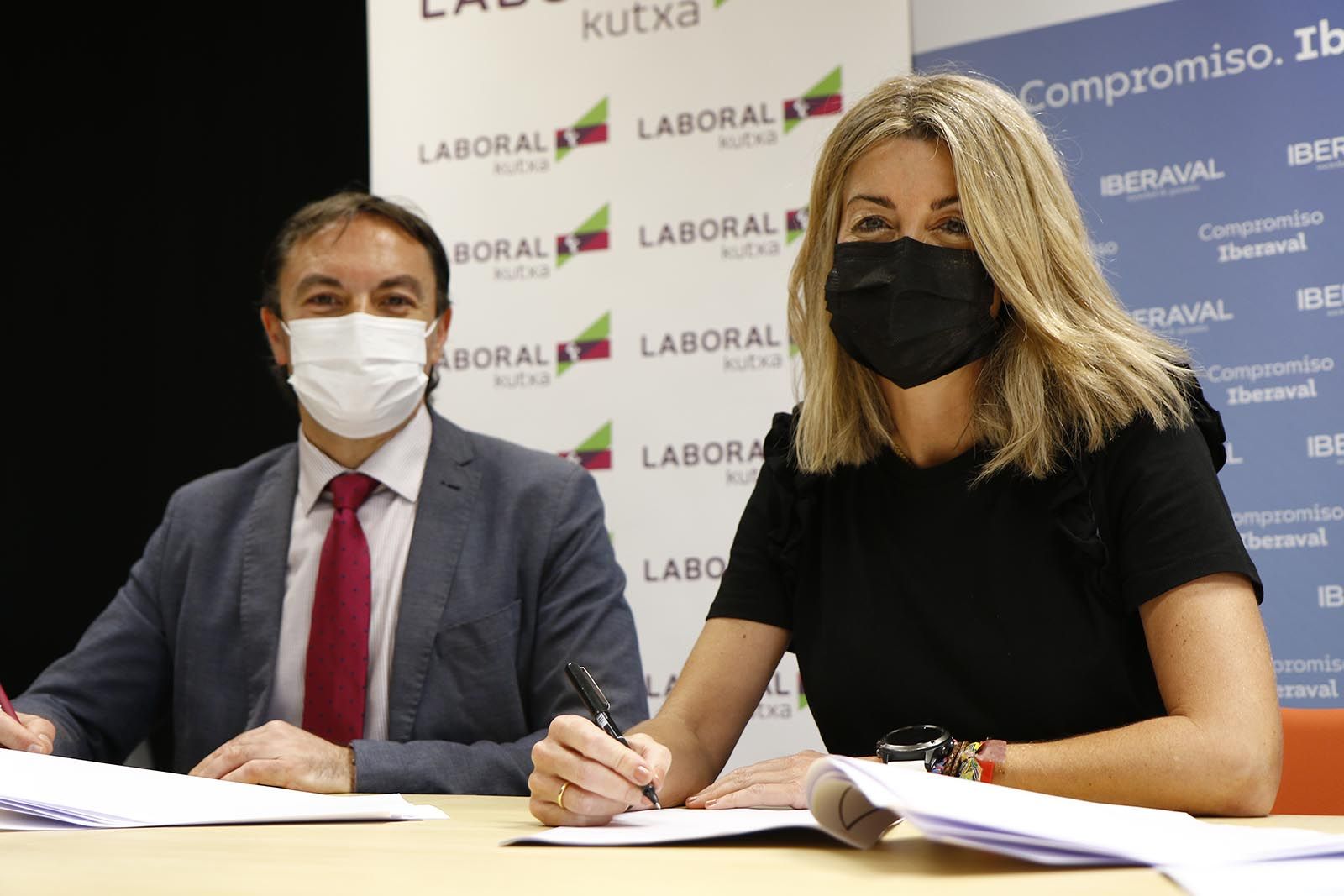 Ernesto González Villafáfila, de Laboral Kutxa, junto a Sandra Martínez, de Iberaval