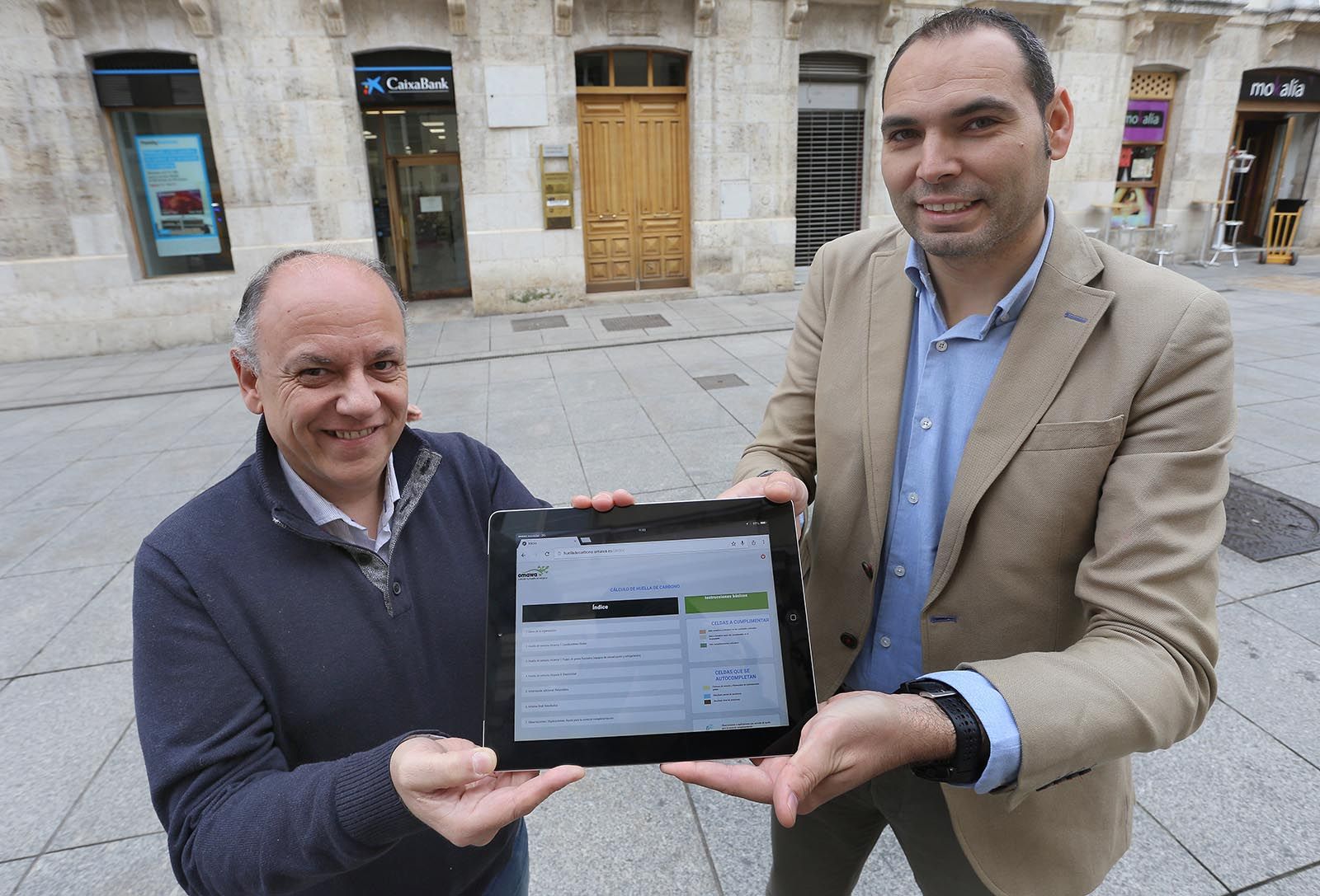 Omawa Antonio Pelaez (I) y Andrés Ferrer (D), creadores de la plataforma web para el cálculo de la huella de carbono. Brágimo