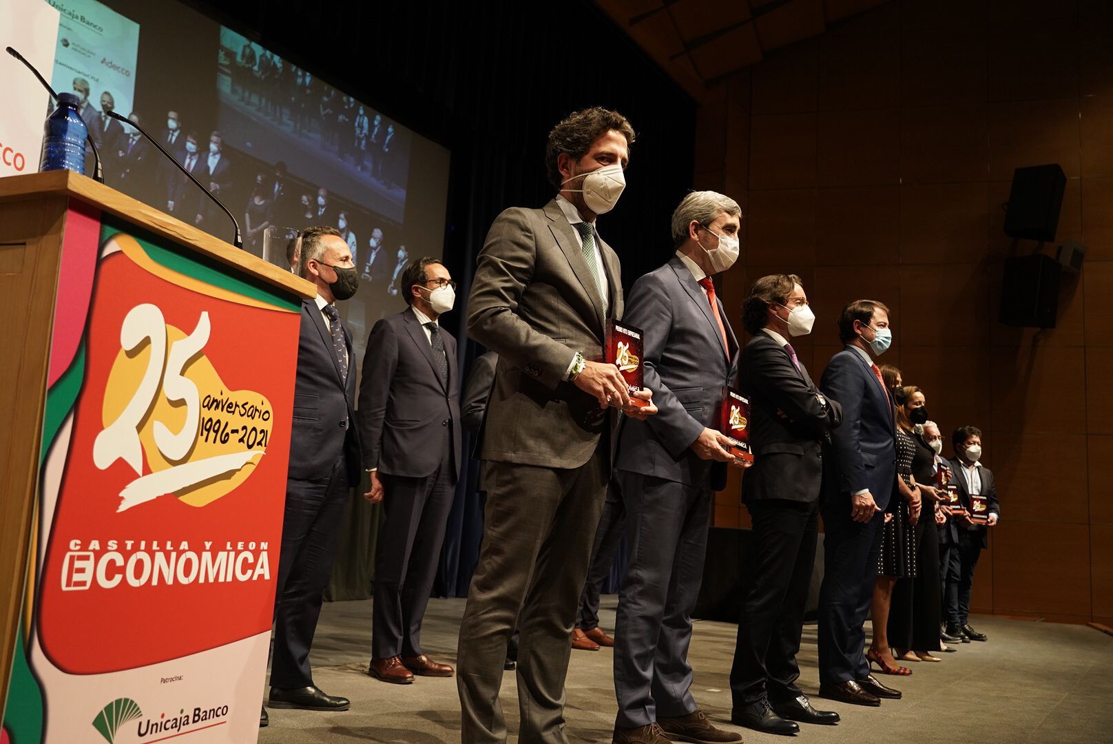 Pontvianne, en primer término, junto a los premiados en los Premios Hitos de CyLEConómica