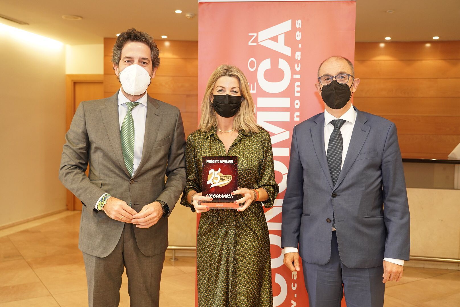 César Pontvianne, Sandra Martínez y Pedro PIsonero, tras recibir el premio Hitos Empresariales 1996-2021