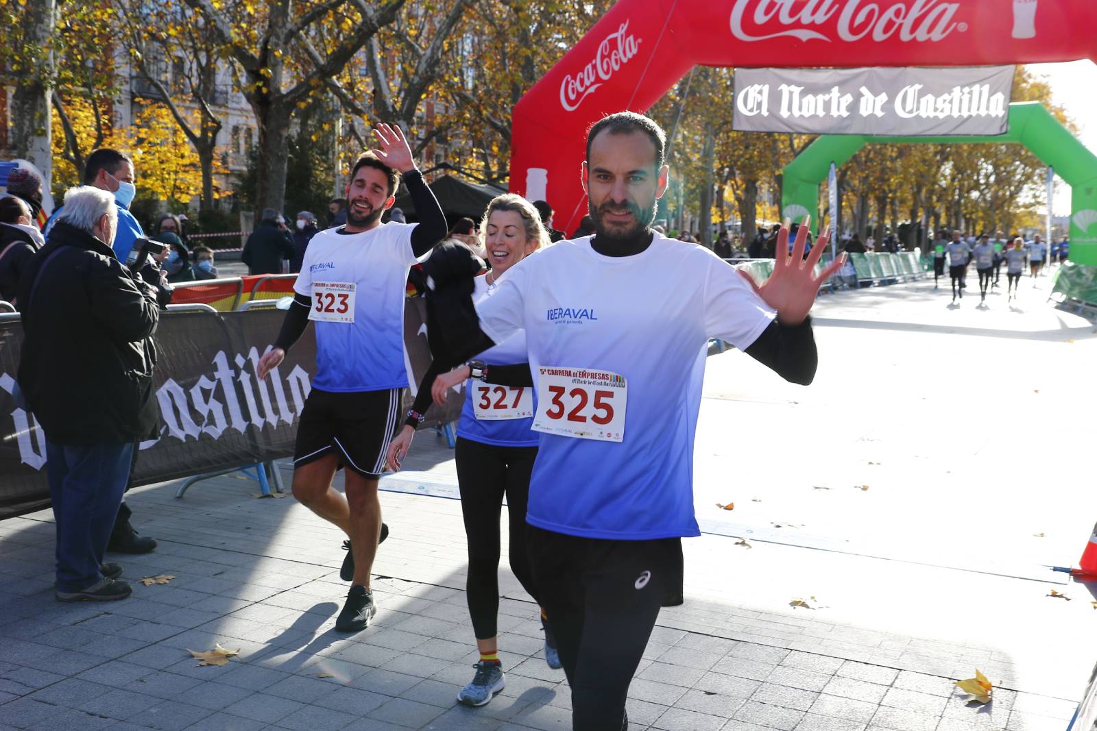 Rafael Valderrey levanta las manos, junto a él Sandra Martínez y Jorge Enrique