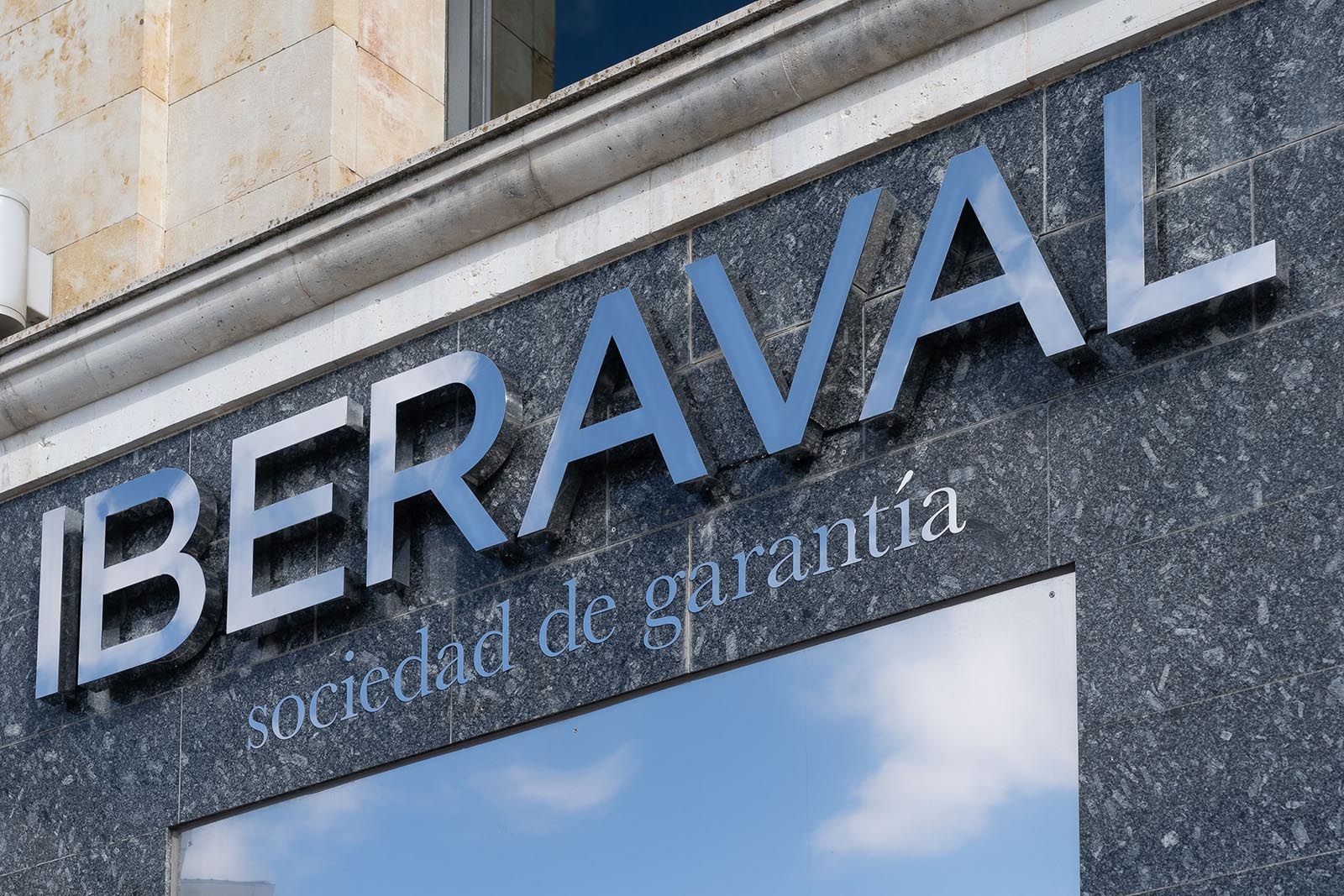 Logotipo de Iberaval, en la sede central de la compañía