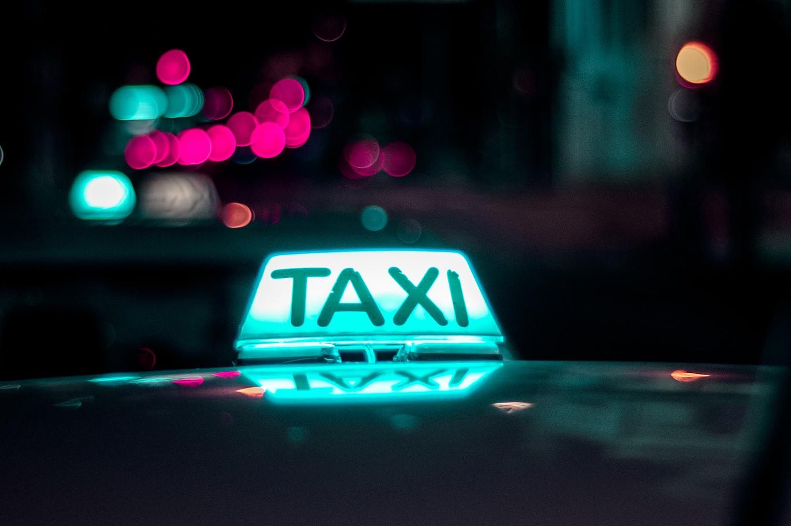 Taxi trabajando por la noche
