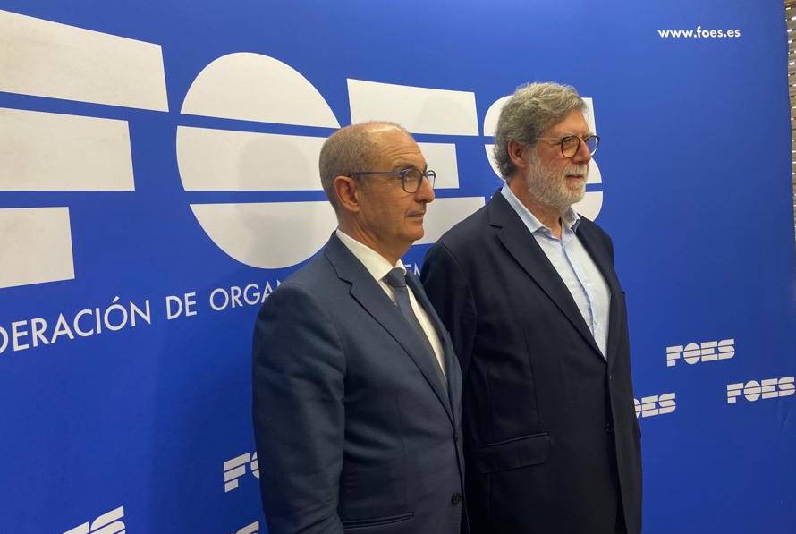 El director general de Iberaval, Pedro Pisonero, y el presidente de la patronal, Santiago Aparicio, en los Desayunos FOES de Soria, antes de comparecer ante los medios