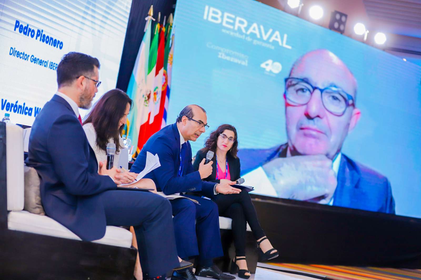 Pisonero, al fondo, durante su intervención en la mesa de debate