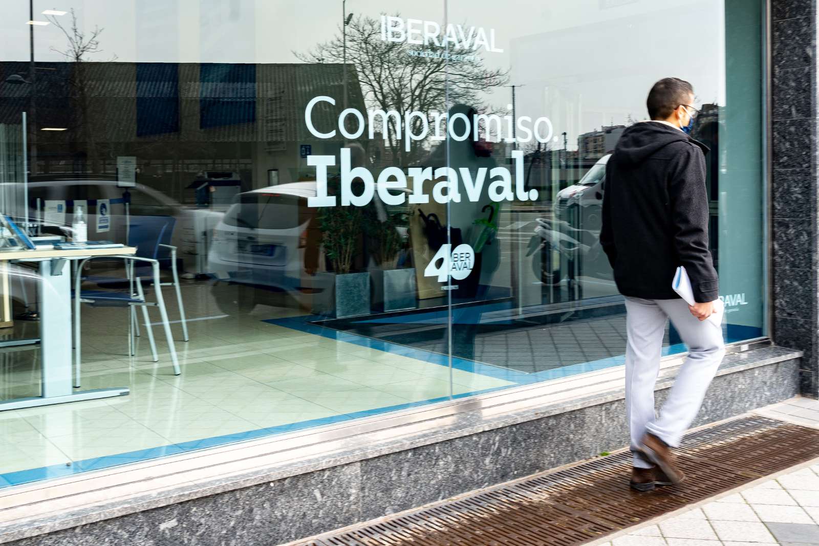 Puerta de acceso a Iberaval en Valladolid