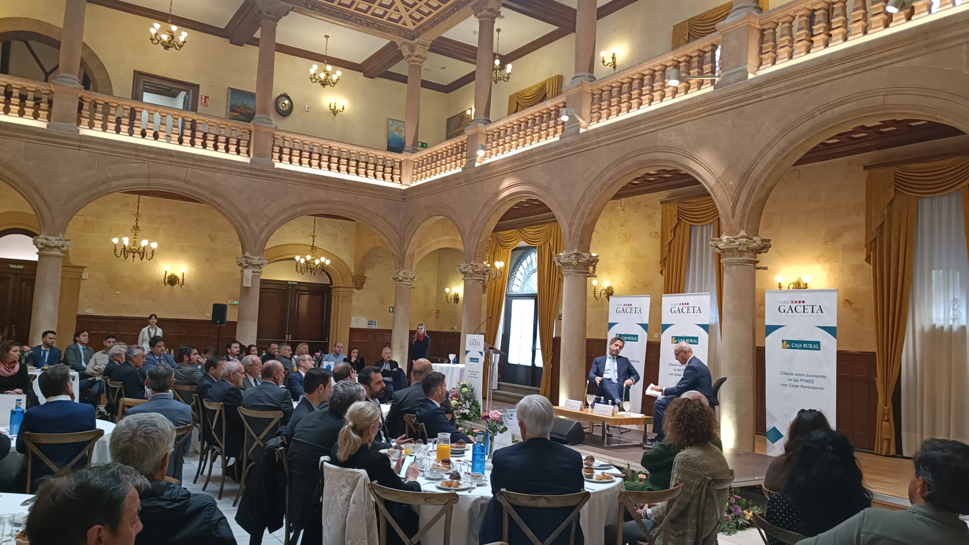 El Casino de Salamanca lleno, ante la intervención de César Pontvianne