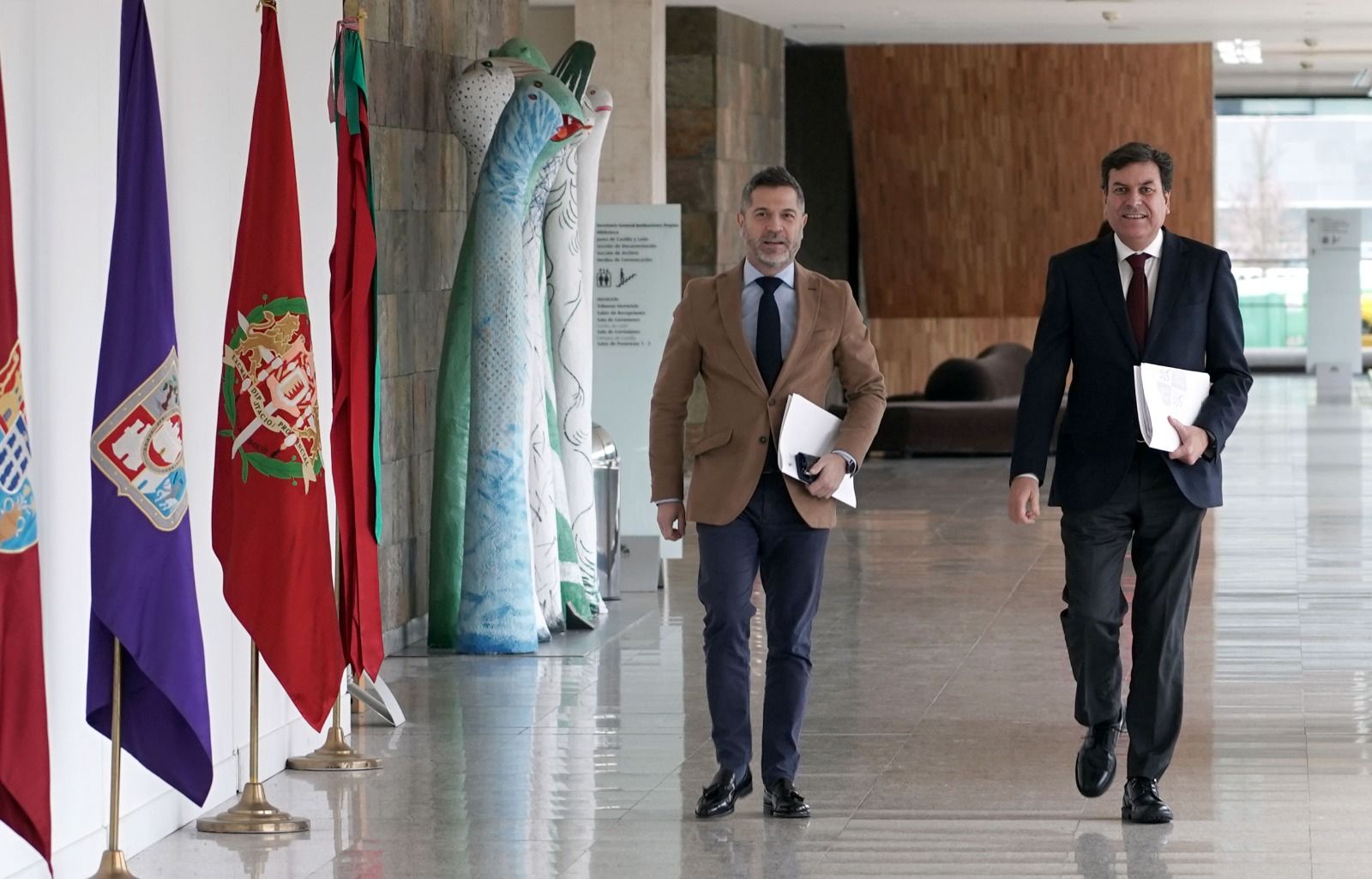 Carlos Fernández Carriedo y el director de Comunicación de la Junta, Julio López Revuelta, se dirigen a la rueda de prensa posterior al Consejo de Gobierno