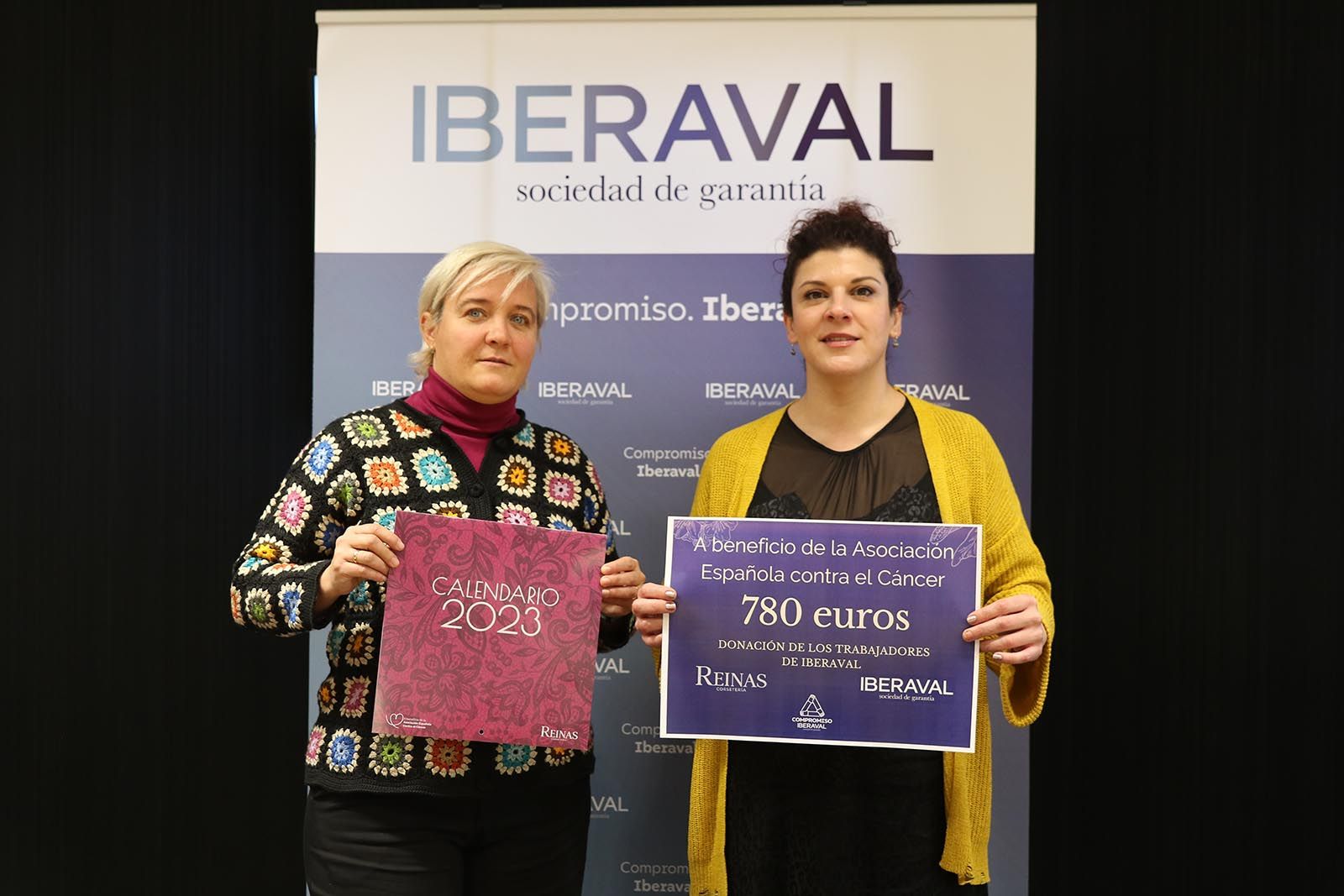 Begoña Fernández y Ana Rey posan con el calendario y la entrega del concepto