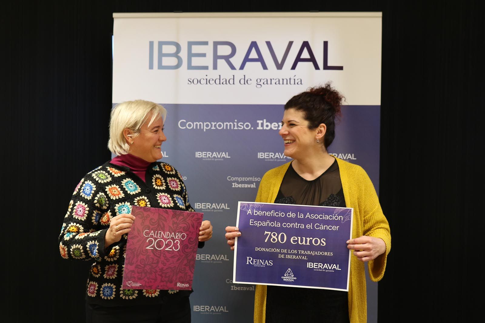 Begoña y Ana Reina conversan amigablemente tras conocer los datos de ventas del almanaque en Iberaval